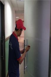 广州玻璃门地弹簧门维修地弹簧门维修