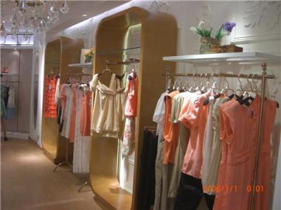 展柜廠家專業定制服裝展柜分享展柜制作標準