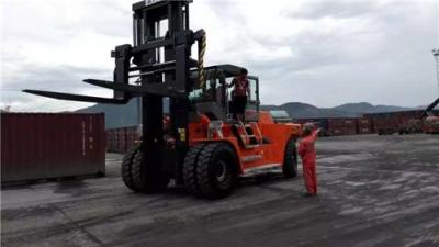 华南重工码头集装箱作业30吨内燃平衡重叉车