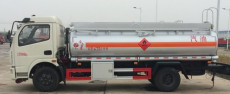 浙江宁波5吨油罐车的图片