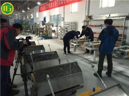 挥汗播种的粉墙机使用者收获建筑胜利果实